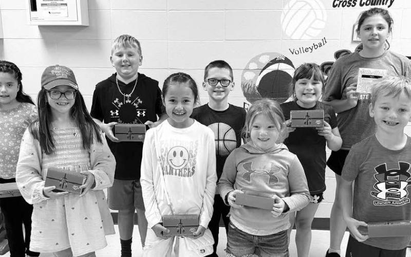 Prize drawing winners who met their Accelerated Reader goal: Front (L-R): Azalea Grage, Blakely Brown Otter, Autumn Jones, Reed Winterberg; Back: Fernanda Loaiza, Isaac Schweitzer, Lincoln Aberle, Clara Nilson, Finley Boldt. Not pictured: Haylee Thompson.