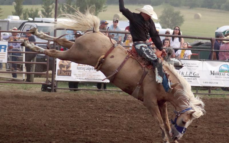 Saddle bronc riders Kaden Deal