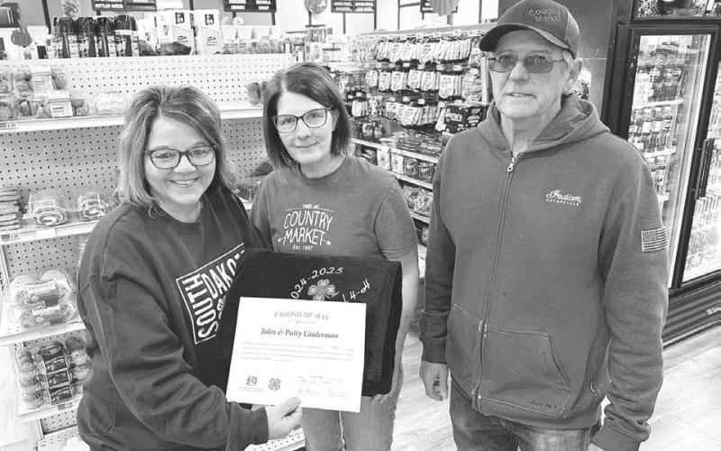John and Patty Linderman of Country Market received the Outstanding Friend of 4-H Award, presented by Dewey County 4-H Advisor Rita Long (left) in recognition of their contributions to the 4-H program.