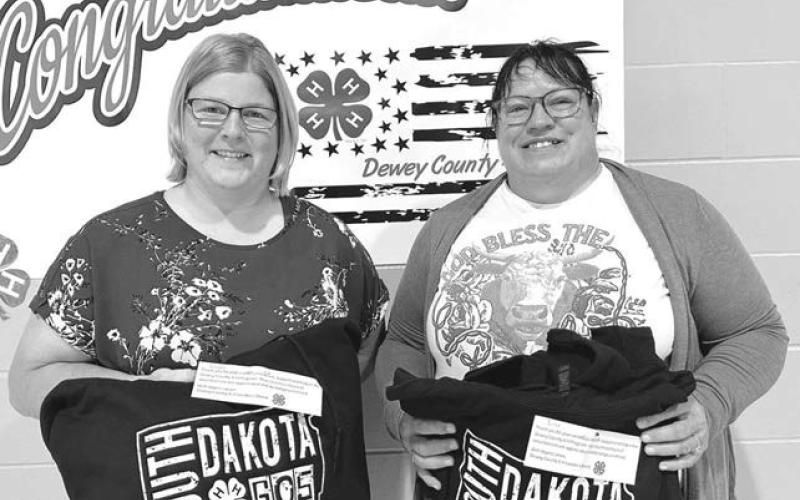 Megan Zeug (left) and Lisa Pederson received awards as 4-H volunteers/ assistants.