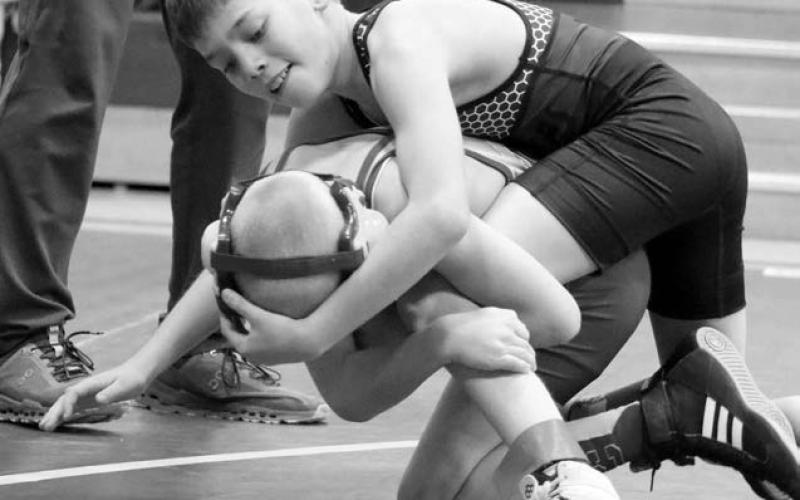 Ryder Veit (right) works against Hoven’s Logan Schmidt during the first round of the boys 12U 72 pound division at the SDWCA District 1 Tournament on Saturday. Veit would end up finishing second overall in his division.