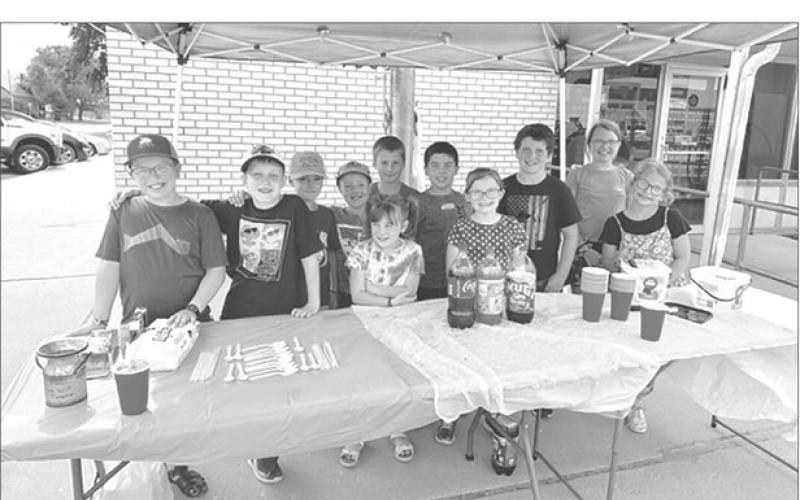 4-H kids serve up cool treats