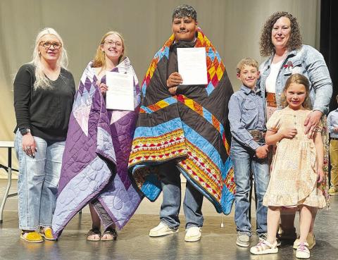 L-R: Laura O’Leary Rose, Emma Johnston, Hayden Thompson, Megan O’Leary with children Gunner and Harper.