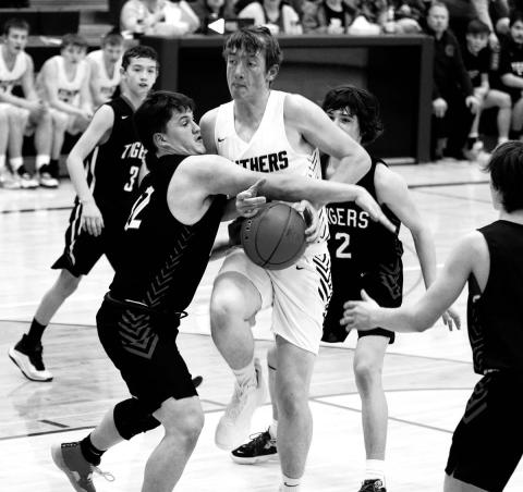 Late rally lifts TL boys over Mobridge-Pollock