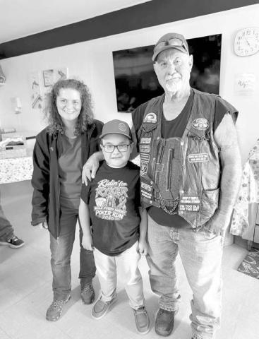 The Ridin’ for Ryker Poker Run was held September 26 to raise funds to help his family with Ryker’s ongoing medical expenses. Pictured with Ryker are (left) Robi Miller, high hand winner, and Dode Ley, low hand winner. Photo by Marie DuPreez
